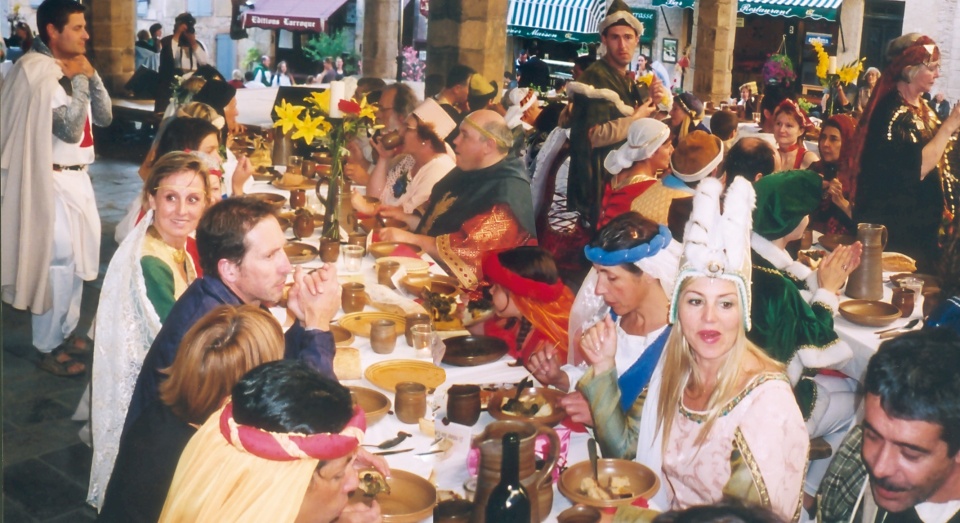 banquet fêtes Grand Fauconnier Fêtes médiévales de Cordes sur Ciel